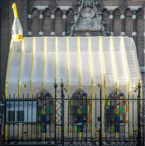 De transparante, opblaasbare kerk